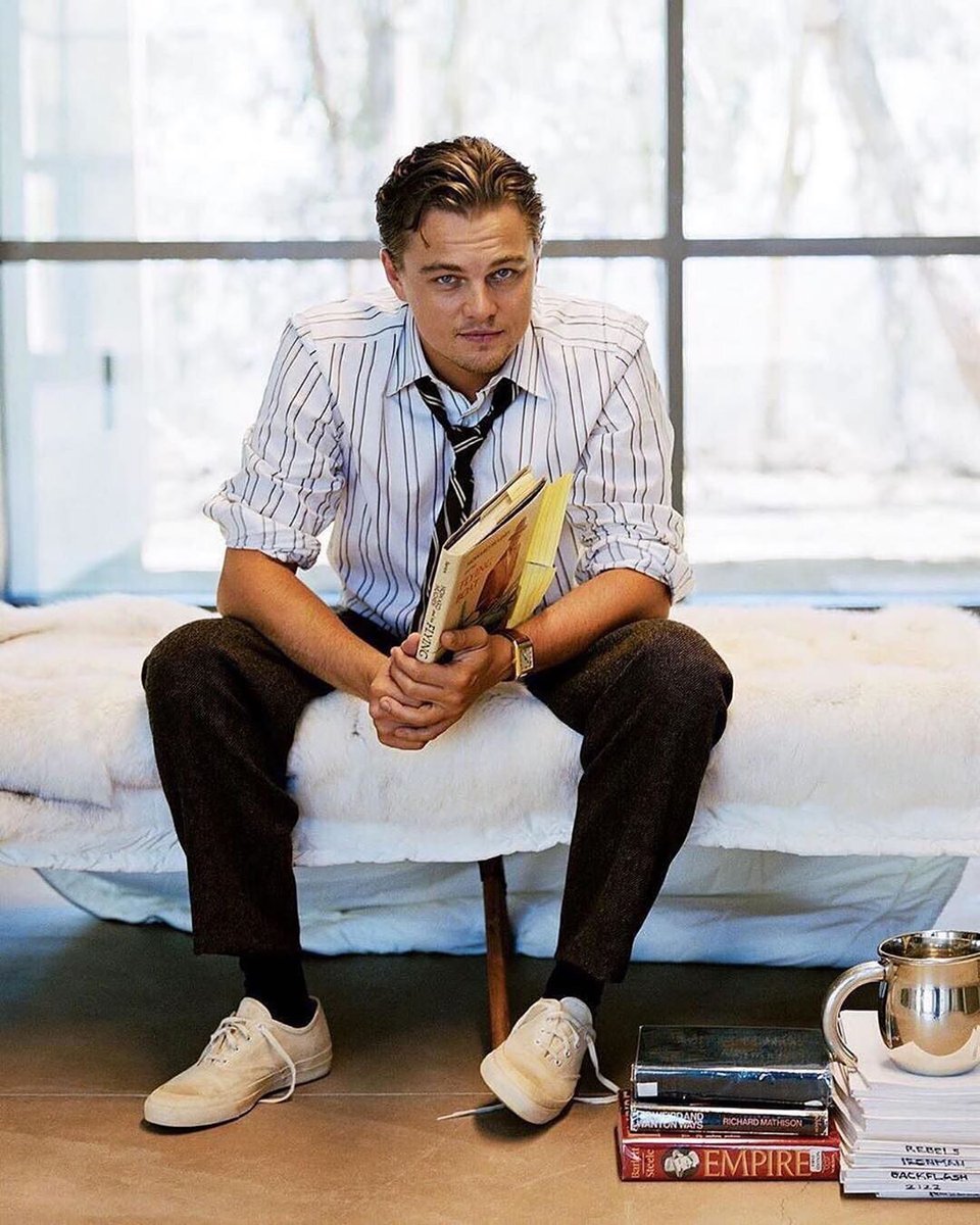 Леонардо ДиКаприо позирует с книгой