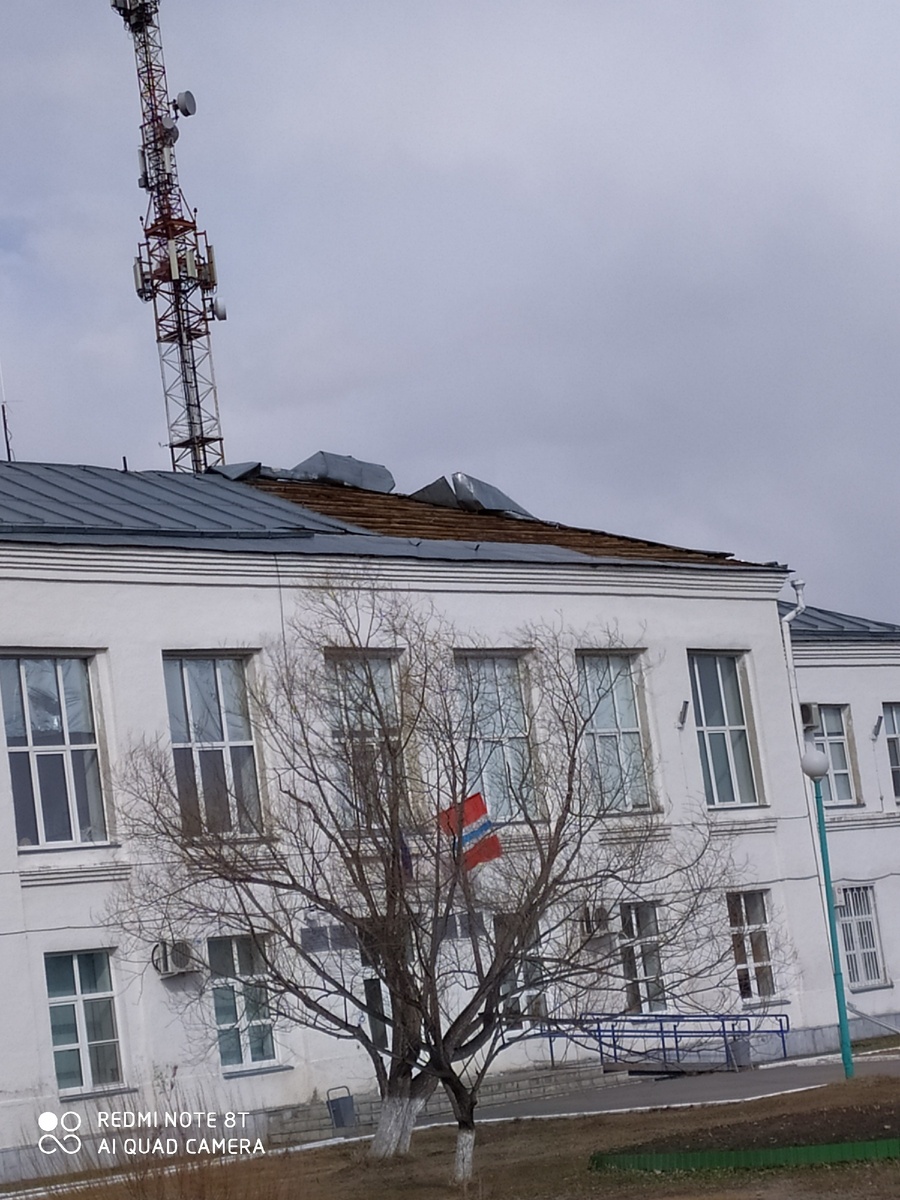 В районах по сносило крыши, по отрубало свет и положило сотни деревьев. 