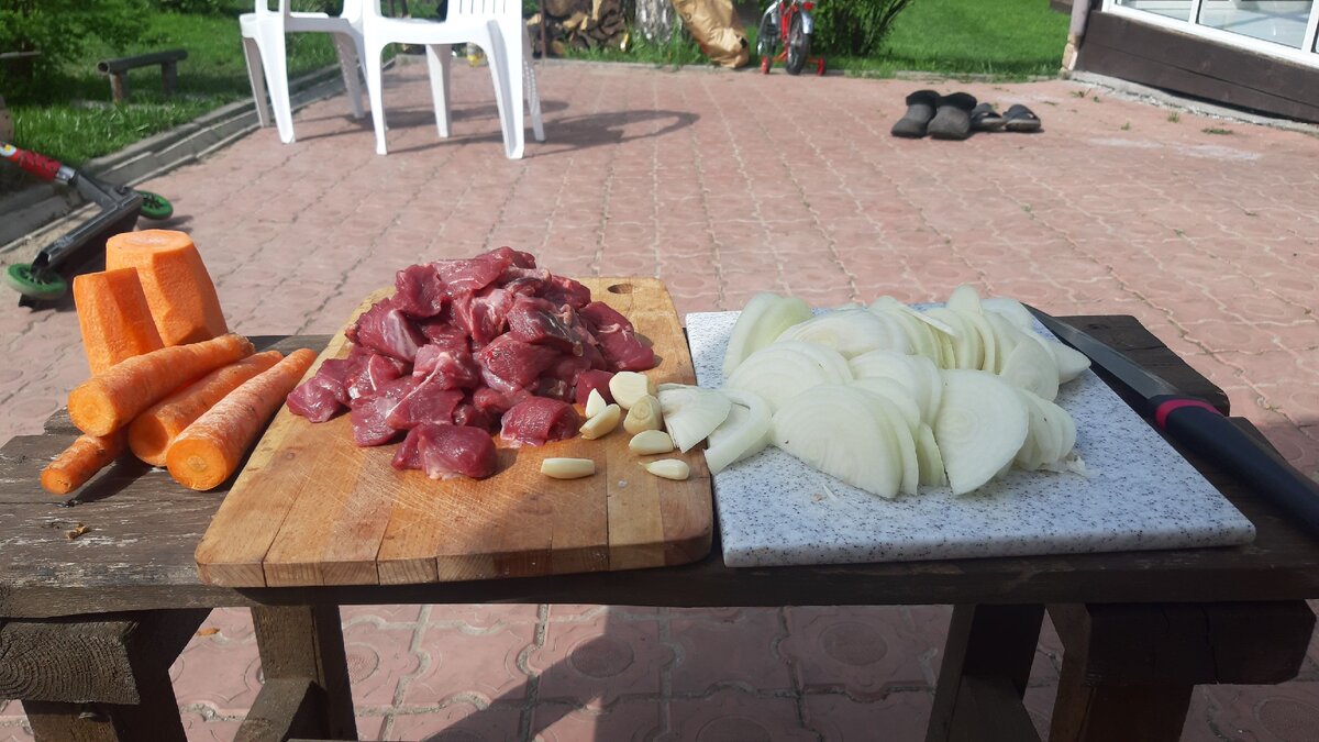 Мясо нарезаею средними кусочками, лук полукольцами