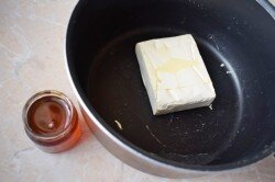 ШАГ 2:
В антипригарной кастрюле соедините сливочное масло и мед. Поставьте на огонь и растопите.