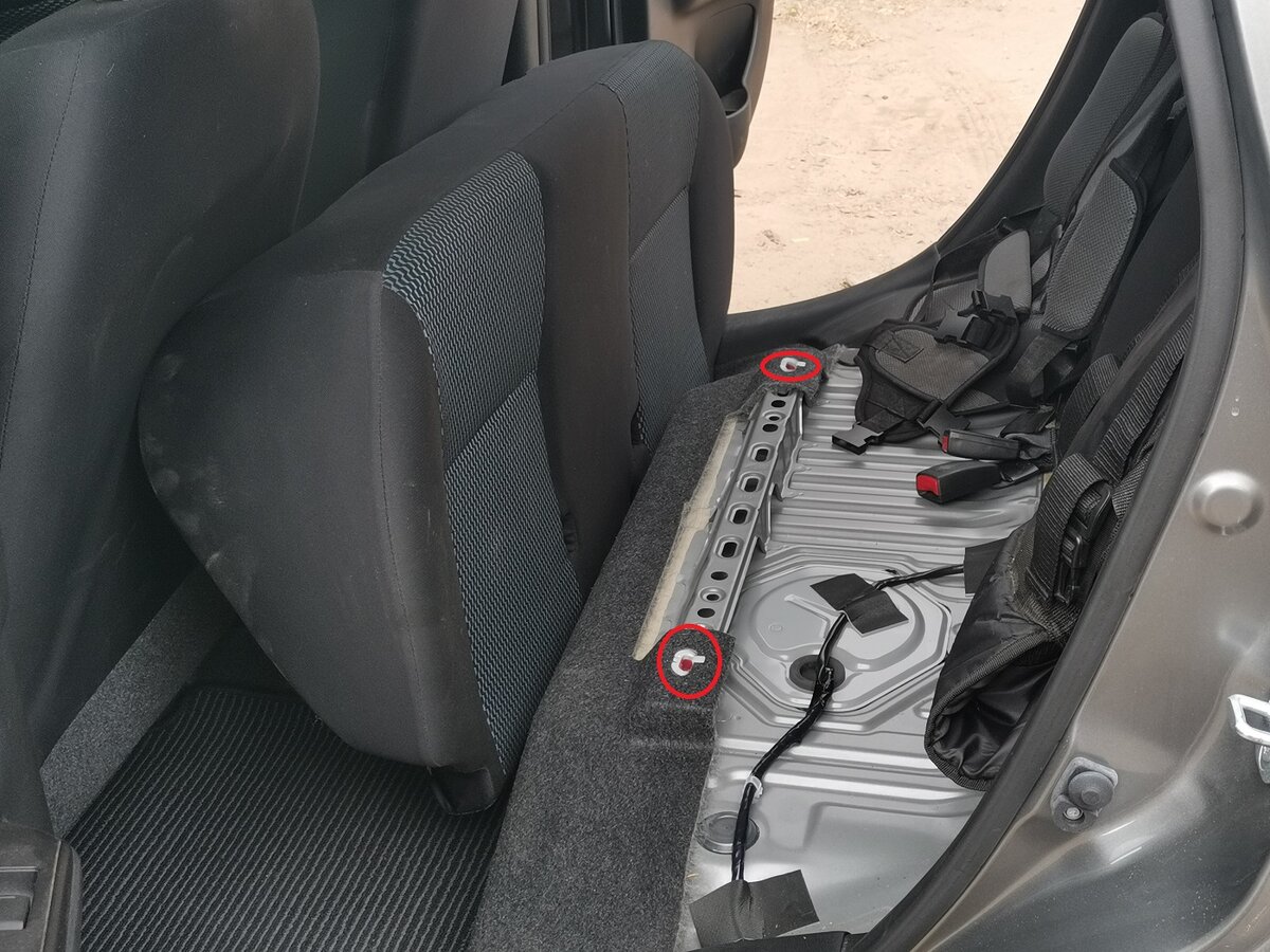 Красным выделены защёлки куда вставляются петли дивана.