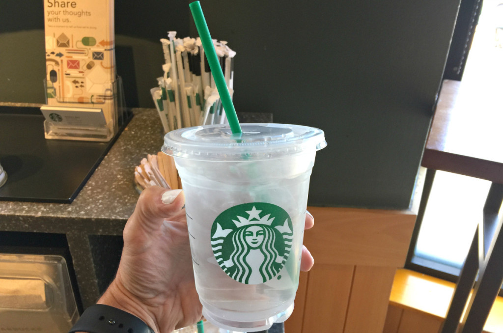 Вода со льдом в Starbucks