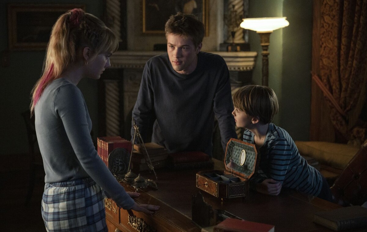 По сюжету после смерти мужа Нина Локк вместе с тремя детьми переезжает в фамильное поместье Локков. Вскоре дети обнаруживают в доме большое количество потайных дверей и постепенно находят ключи от них , спрятанные по всему дому и обладающие магическими способностями. Однако , в поисках ключей находятся не только они.