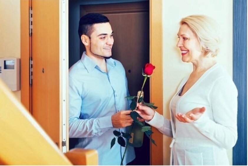 Young guy wife. Взрослая женщина и молодой парень. Взрослая женщина с молодым парнем. Взрослые женщины и молодые парни. Взрослая дама и молодой парень.