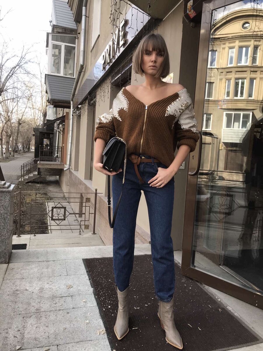 Джинсы - это одежда на каждый день. Синий 💙 хорошо сочетается с коричневой цветовой гаммой,  хорошим дополнением могут быть казаки.