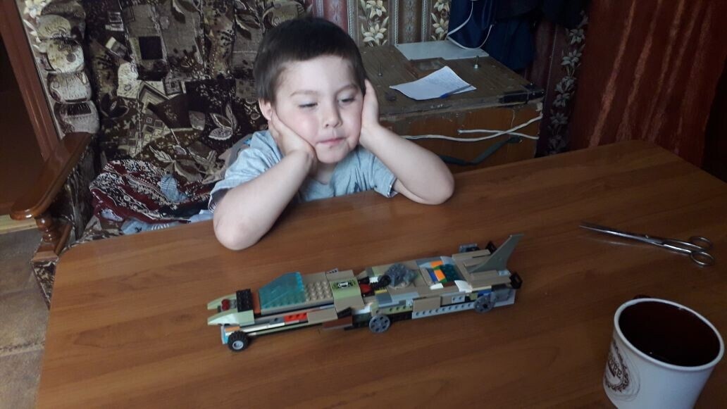 После беготни Тимурка устал.