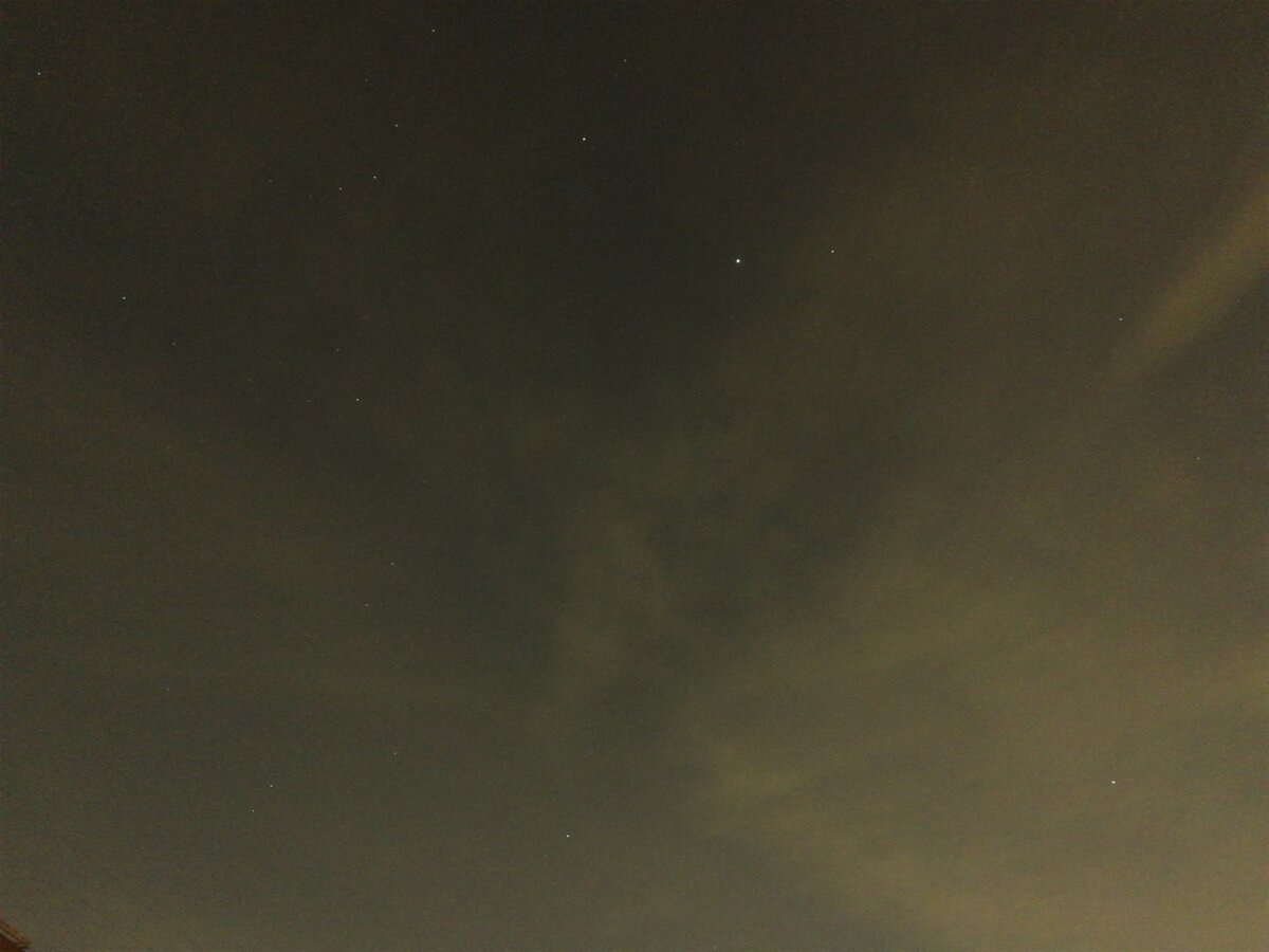 На фото видно мало звезд, есть облака. Мы будем добиваться чисто-черного неба