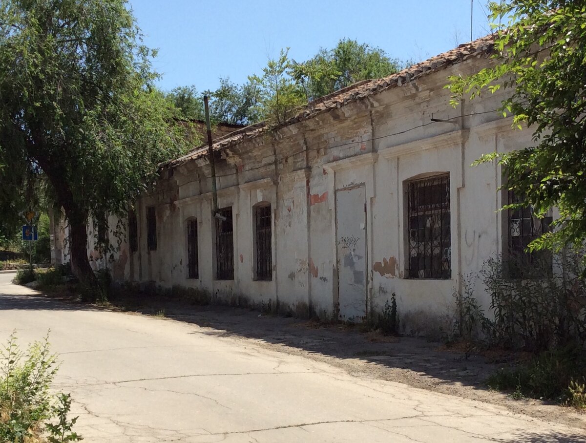 Это -скорее, не дом, а какое-то складское помещение - на окнах довольно «свежие» решетки. Возможно за ним поэтому и следили лучше.