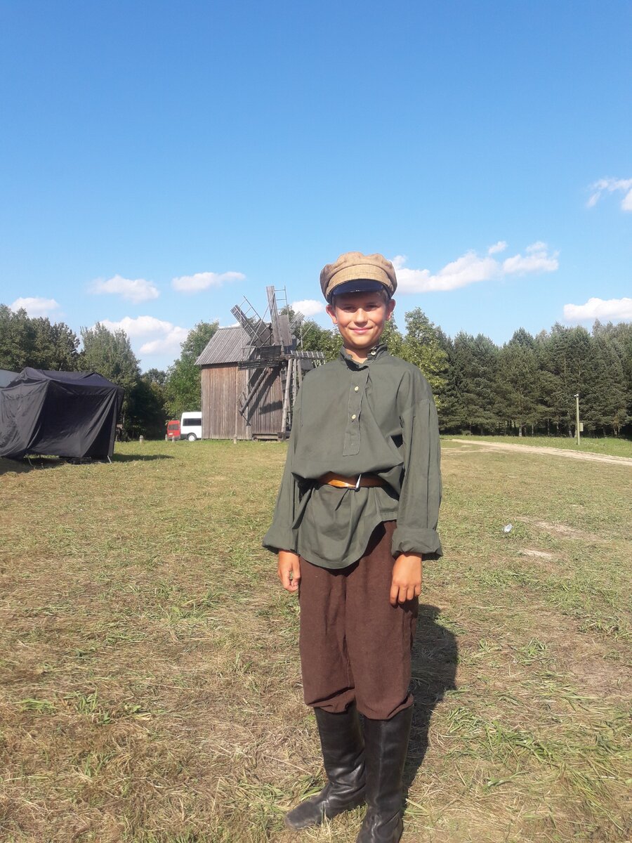 Киносын Сашка, в декорациях музея архитектуры и быта. Поселок Озерцо, Минск, Беларусь.