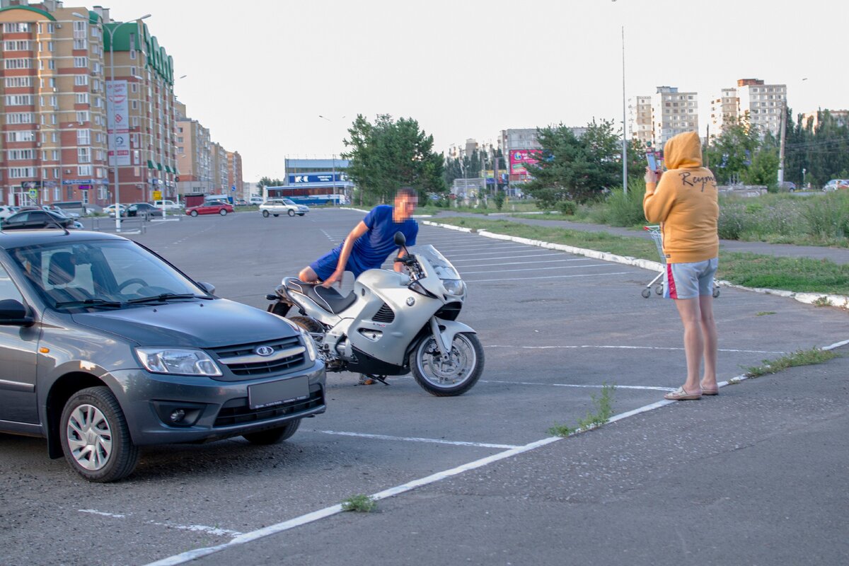 Ну и полез наш герой на мотоцикл.