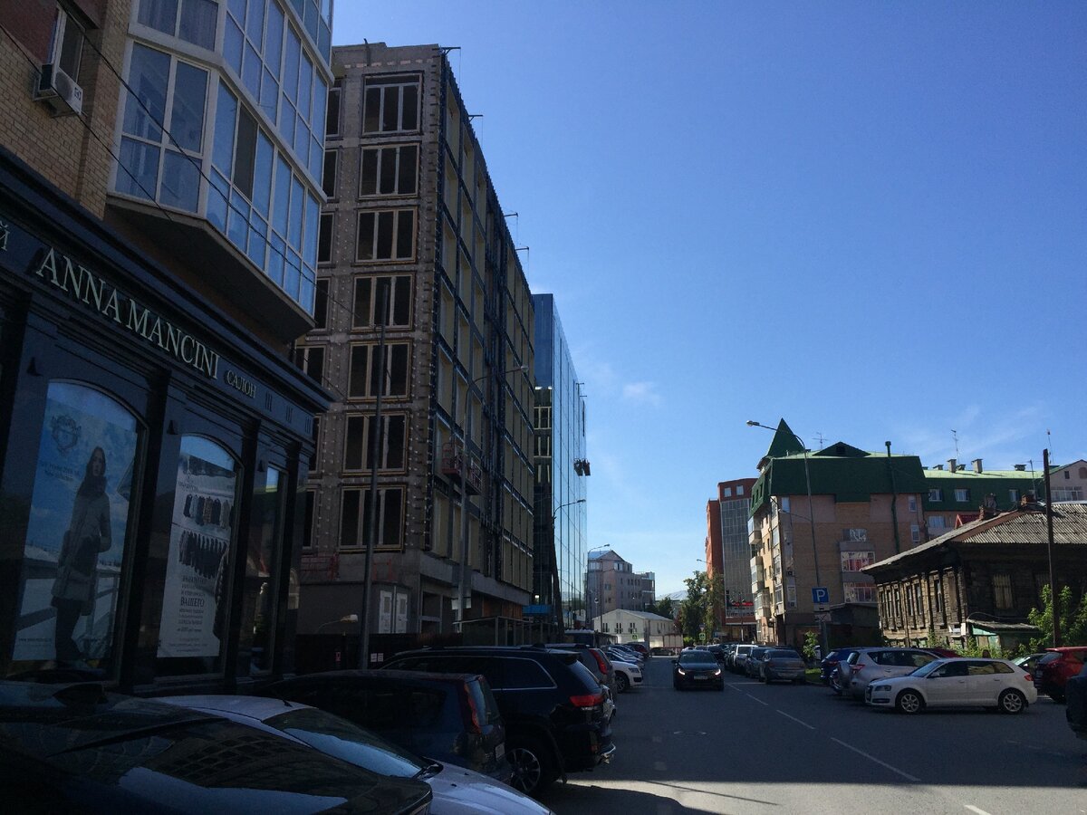 Улица Сакко Тюмень. Напротив деревянного дома строится жилой комплекс.