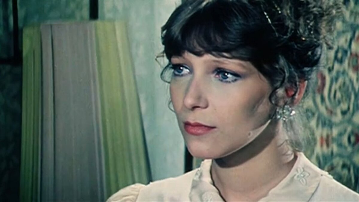 Ира Санько. Кадр из фильма "Одиноким предоставляется общежитие". Источник фото - domkino.tv