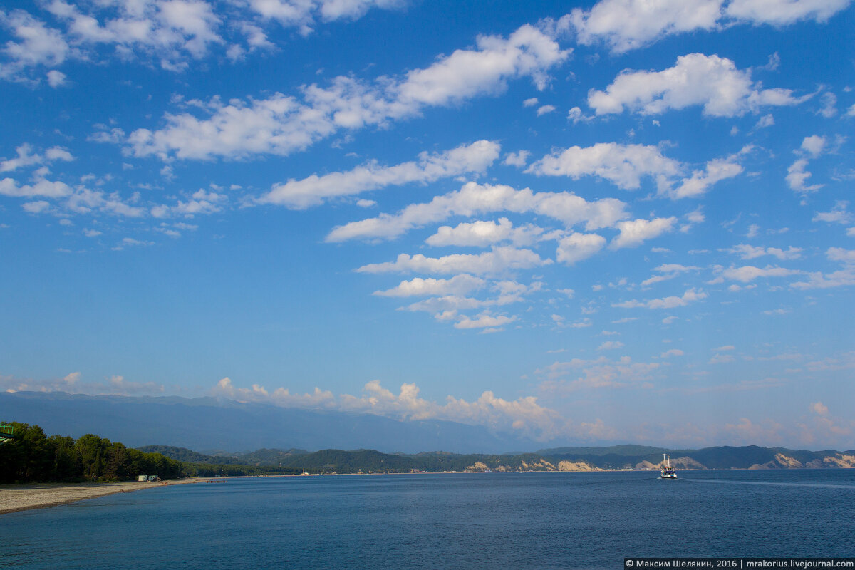 1. От старенького пирса отходит всё время одно и тоже судно.
