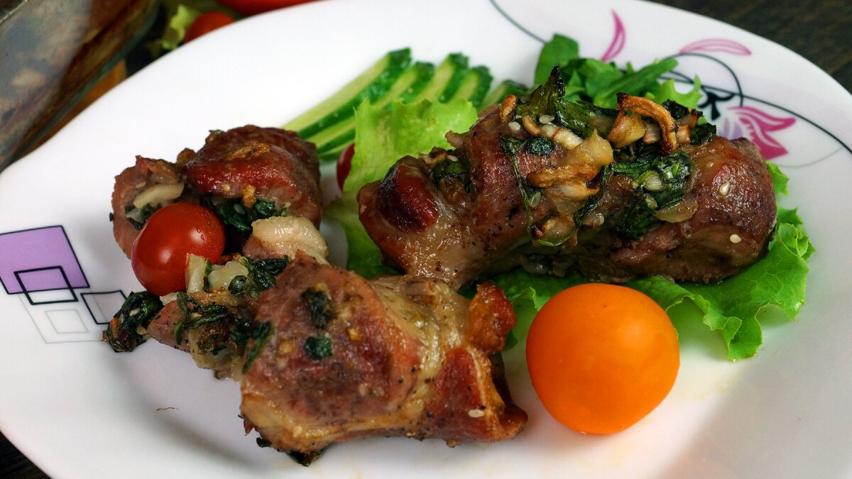 Предлагаю приготовить грибы опята в сметанном соусе с картофелем, запечённым в духовке.Готовлю вкуснейшие рулеты из мяса свинины с начинкой из овощей и кунжута в духовке. Рецепт очень простой, но катастрофически вкуснейший.