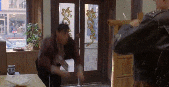 Тяжеловесный Дольф без труда успевает противостоять легкому, юркому Брэндону... (фото: авторский снимок экрана с кадрами фильма "Разборки в маленьком Токио")