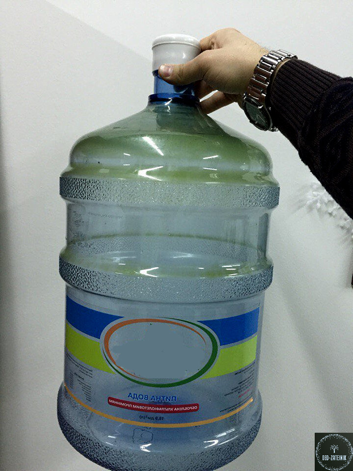 Как отмыть бутылку от масла. Питьевая вода позеленела. Вода зеленая питьевая. Украинская питьевая вода. Мойка для 19 литровых бутылей.