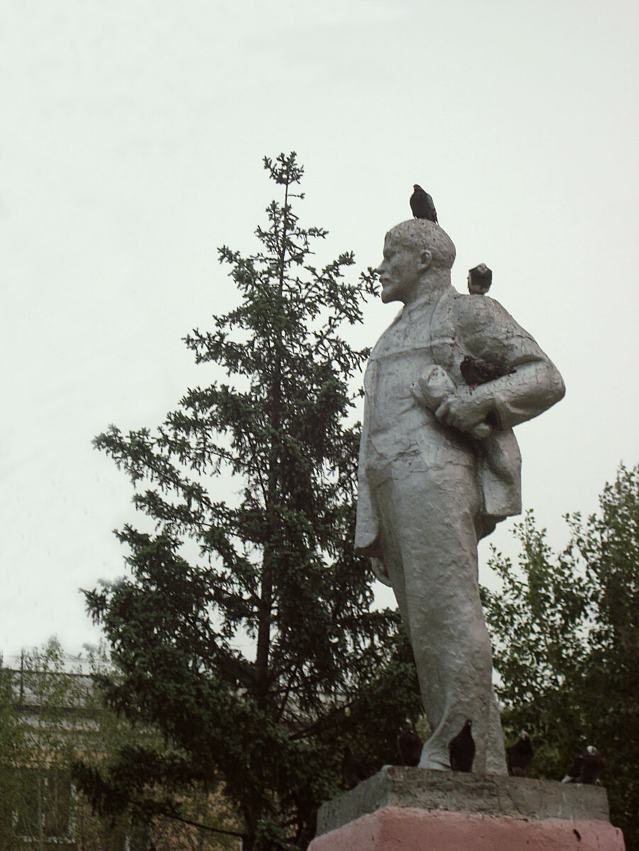 Владимир Ильич Ленин (Ульянов) и голуби