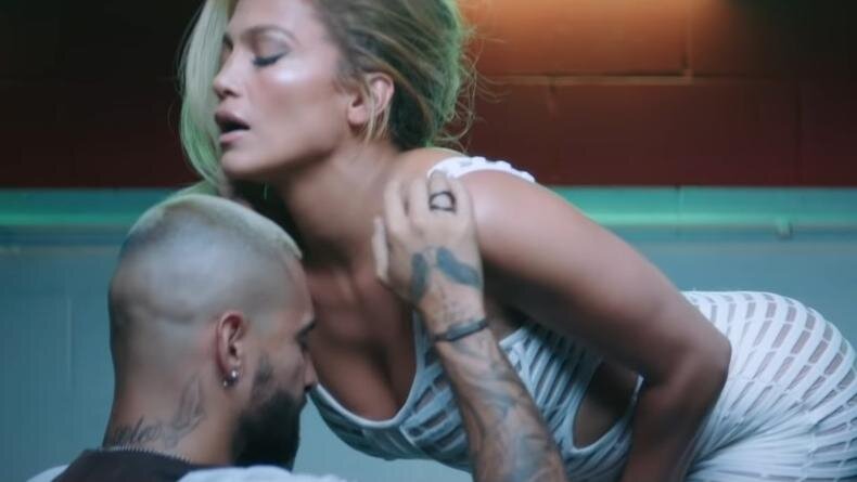 Кадр из видеоклипа «Lonely»