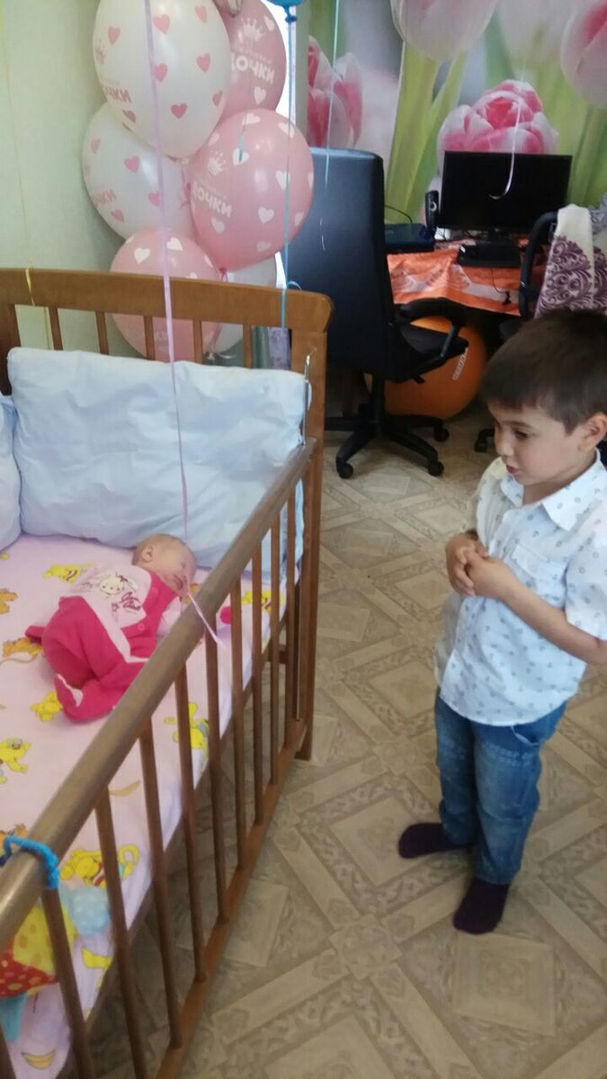 Приехали из роддома :) даже старший племянник 5 лет может поместиться в кровати