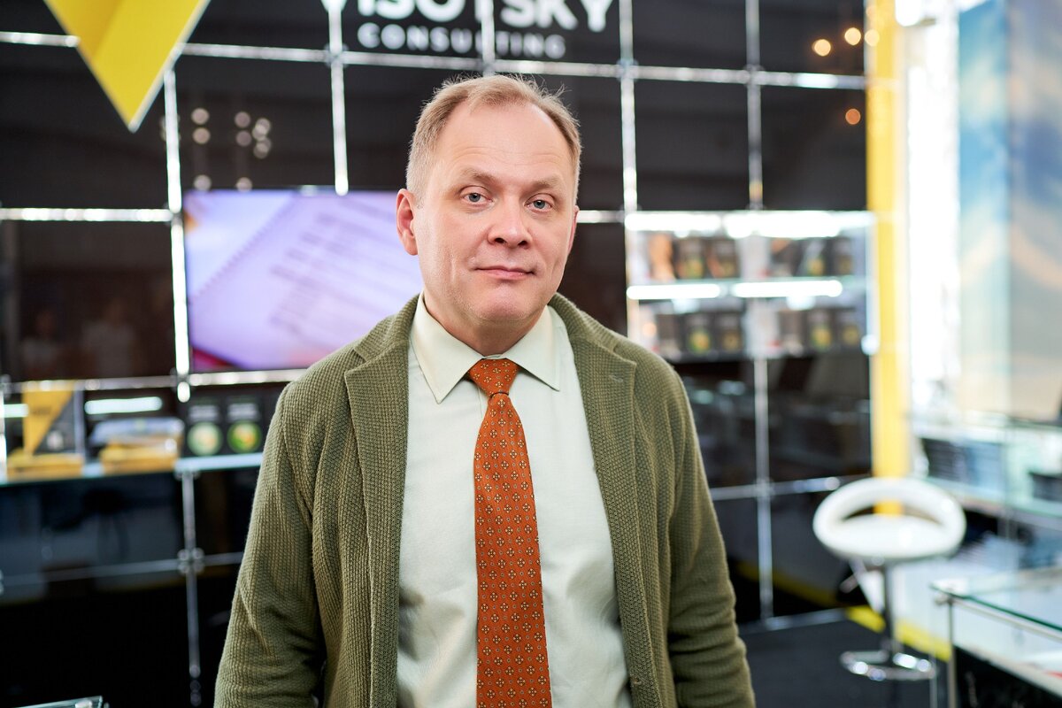 Александр Высоцкий - основатель консалтинговой компании «Visotsky Consulting». Разработчик лучших консалтинговых проектов по внедрению инструментов управления в малом и среднем бизнесе «Школа Владельцев Бизнеса» и «Business Booster».
