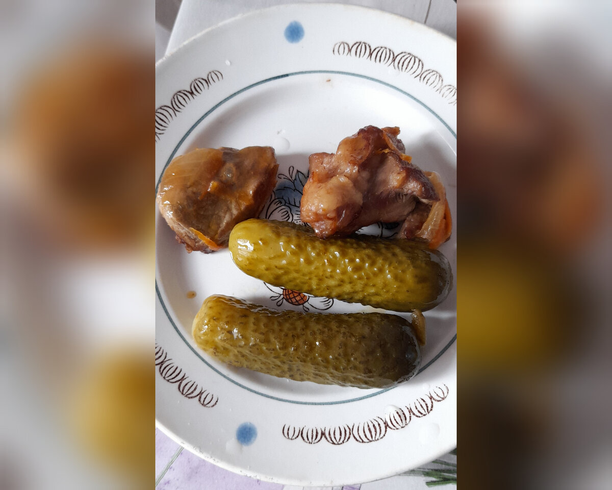 На перекус остатки мяса и маринованные огурчики. Дюкан разрешает 2 маленьких в день. Ем не всегда.