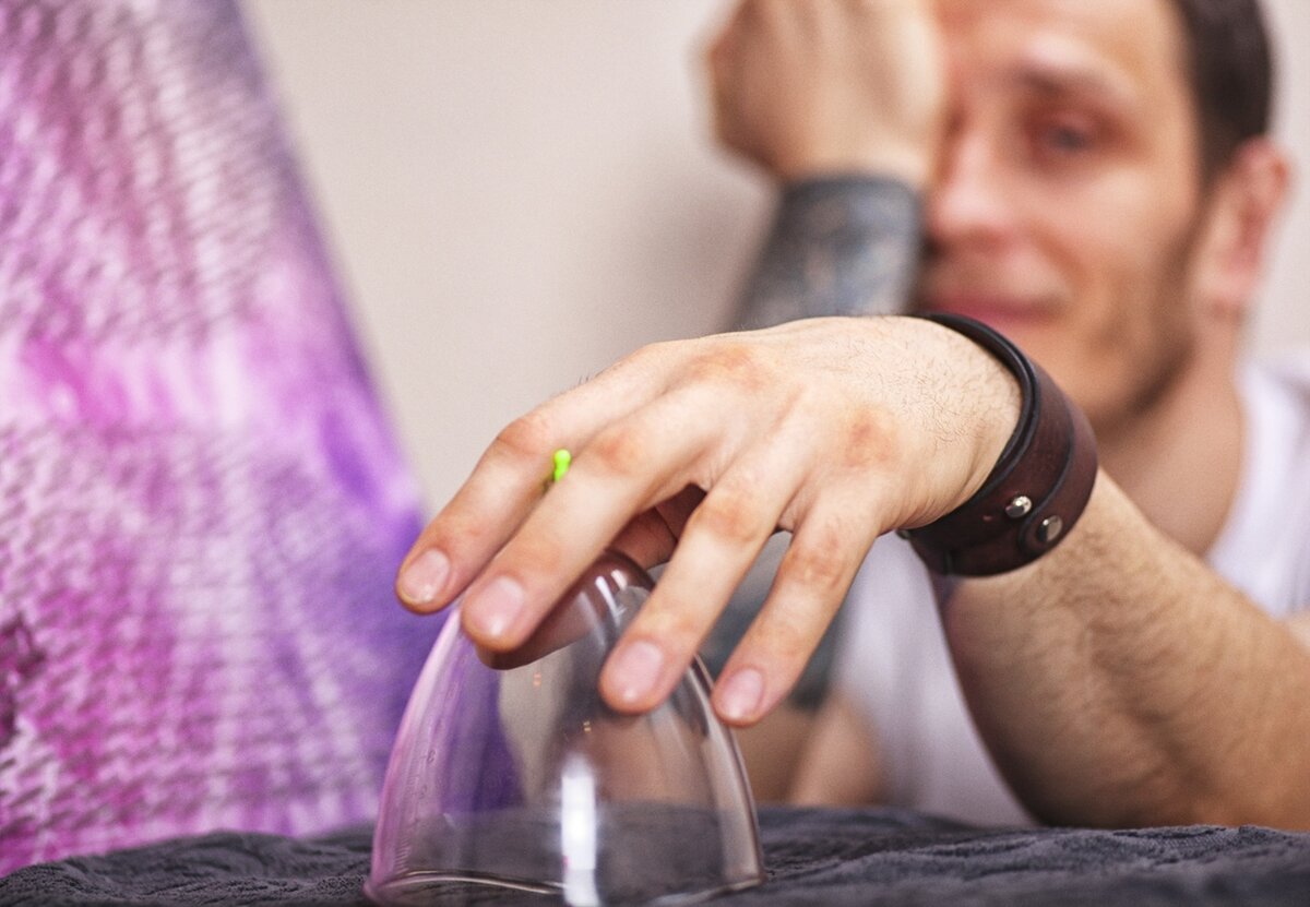 Современная вакуумная банка, снабженная специальным клапаном.