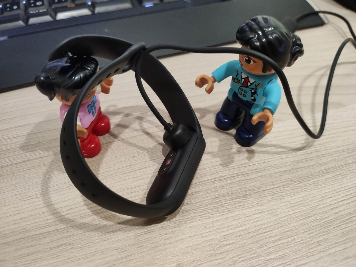 
Зарядка забавная. Можно не вынимать капсулу