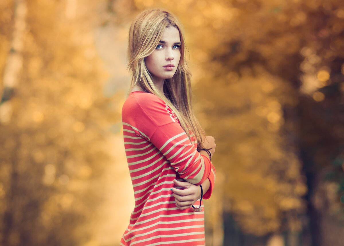 примерно такая, но почти без одежды и потасканная немного