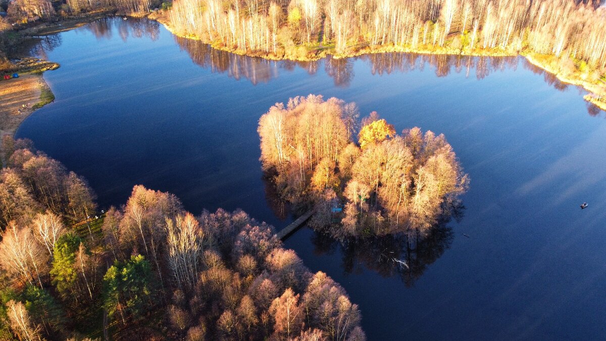 Финское озеро 5. Финское озеро Парголово. Финское озеро Парголово остров фото. Чухонский остров. Финское озеро Парголово фото.