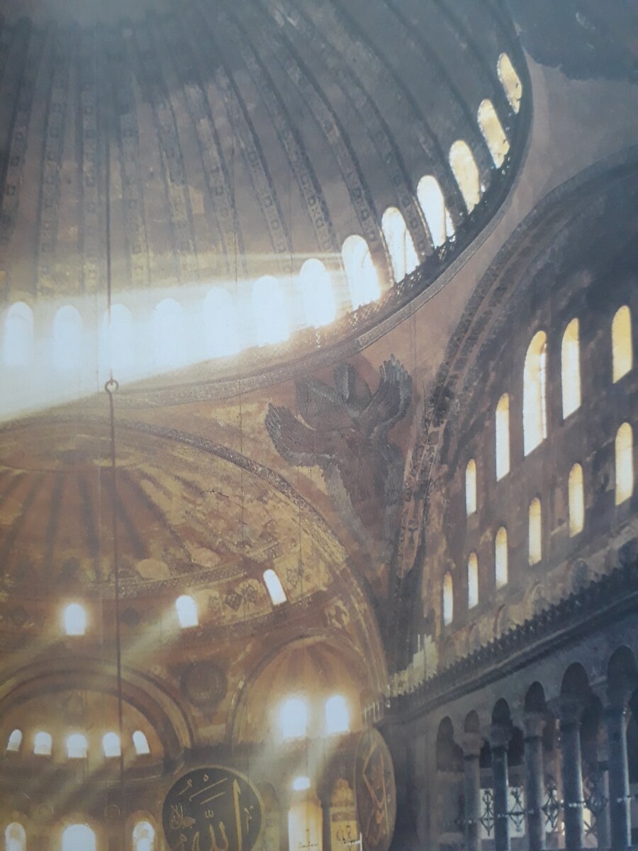 Сияющая красота внутреннего помещения Святой Софии. 