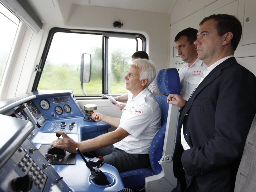 Пульт управления машиниста 2эс6. Водитель поезда. Профессия помощник машиниста электровоза. Машинист электропоезда ржд. Путин в кабине локомотива.