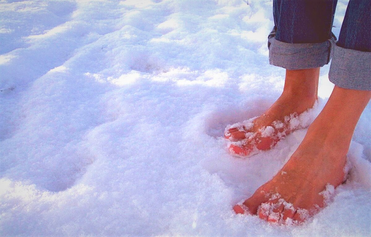 В сильный мороз ноги замерзают. Босые ноги на снегу. Хождение босиком закаливание. Ноги в снегу. Женские ноги в сугробе.
