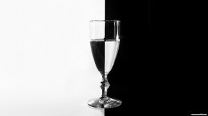 Объяснить это можно по-разному,  мне нравится теория погружения, которую я услышала от Зины Йенсен-Мор (Международная Академия коучинга). Представьте себе, что вы хотите поплавать. Если вы войдете в воду по колено, то ничего не получится. Если войдете с головой, то придется усиленно молотить руками по воде, чтобы не утонуть. Чтобы нормально плыть, надо войти по грудь.  Даже по пояс – мелковато.