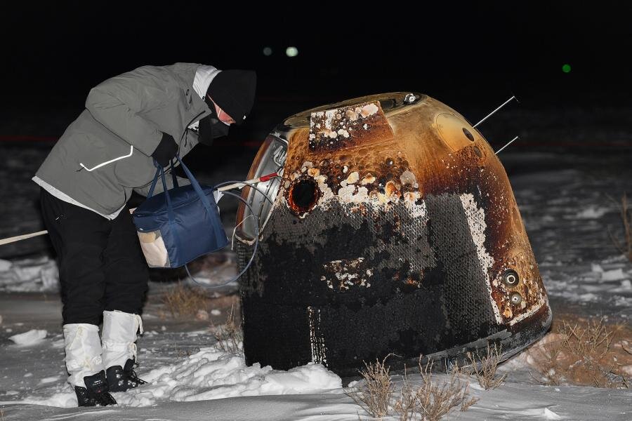 Специалист  возле приземлившегося объекта вернувшегося из далёкого космоса.  фото: яндекс картинки.