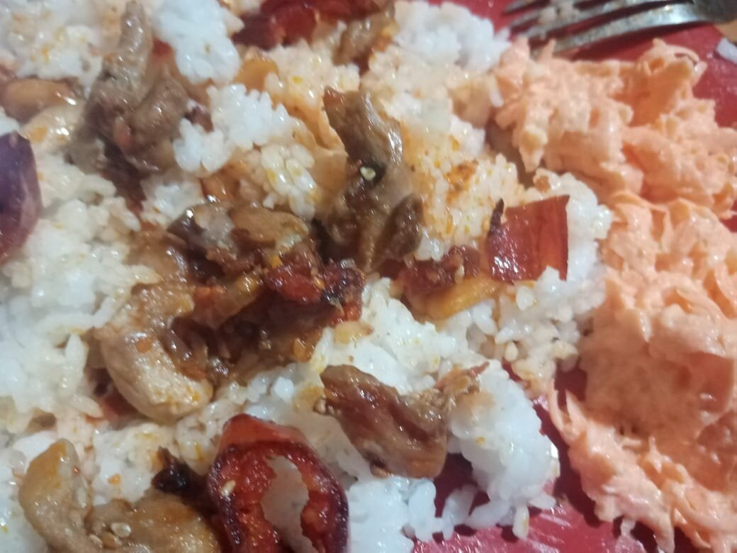 мясо с рисом и салатом, получается очень вкусное сочетание.