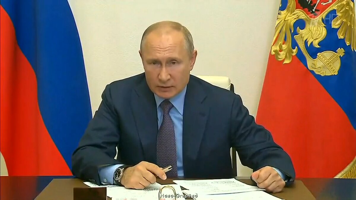 Путин сжимает левый кулак, контролируя проявление гнева