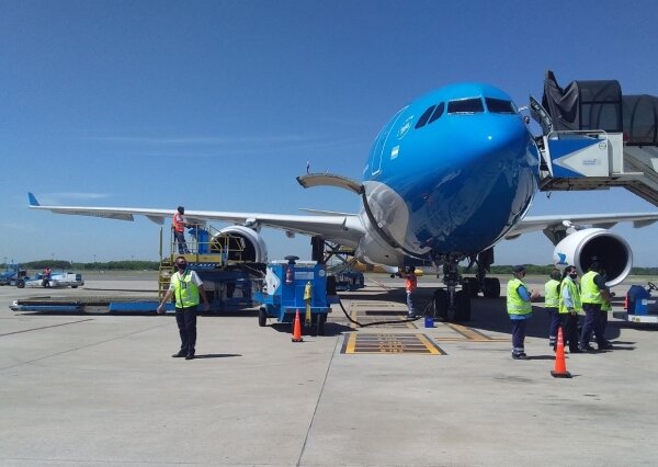 Фото РИА Новости\Дарья Станиславец/Разгрузка российской вакцины «Спутник V» из самолёта, доставившего первую партию лекарства в Аргентину.