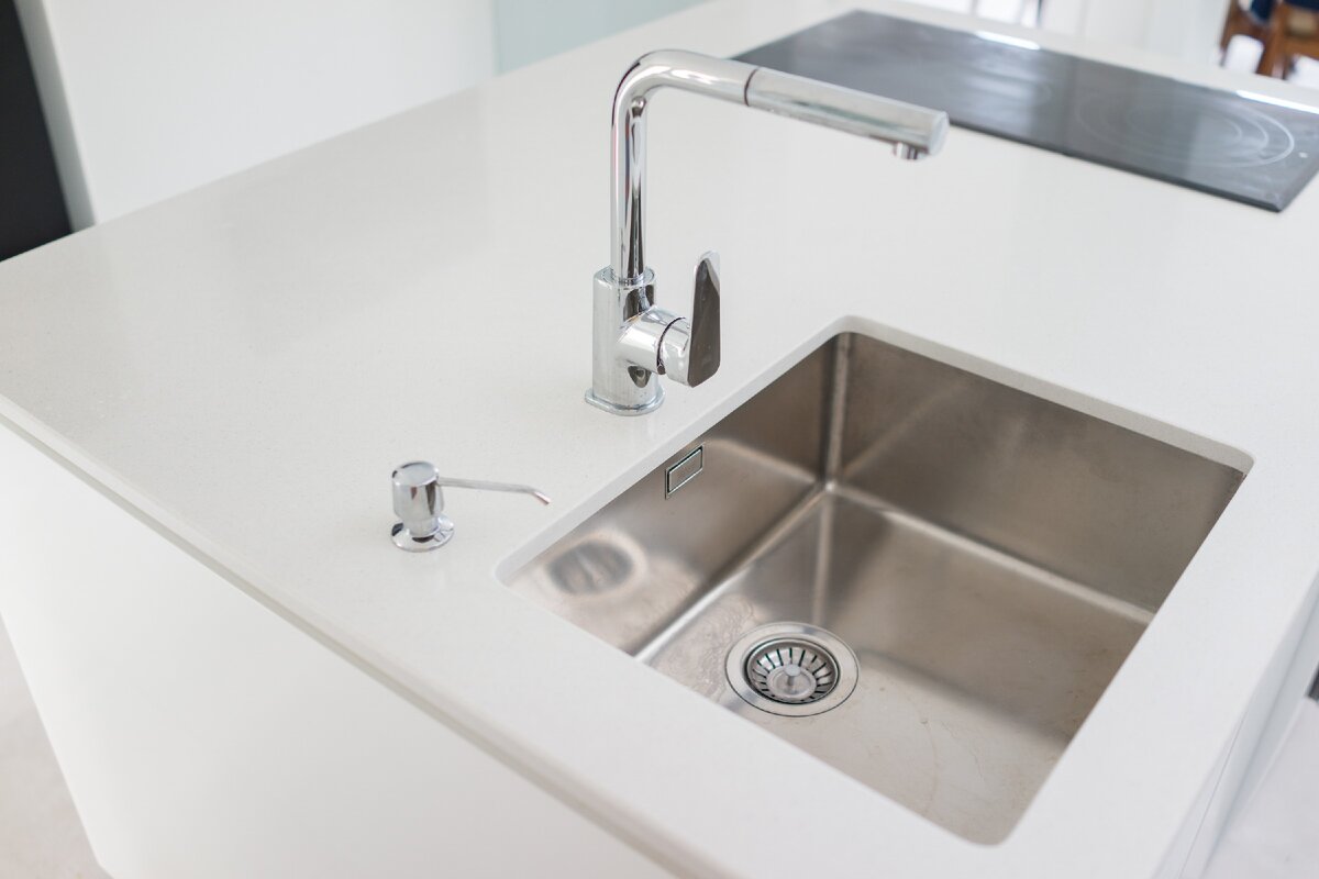 Установка раковины на кухне.
