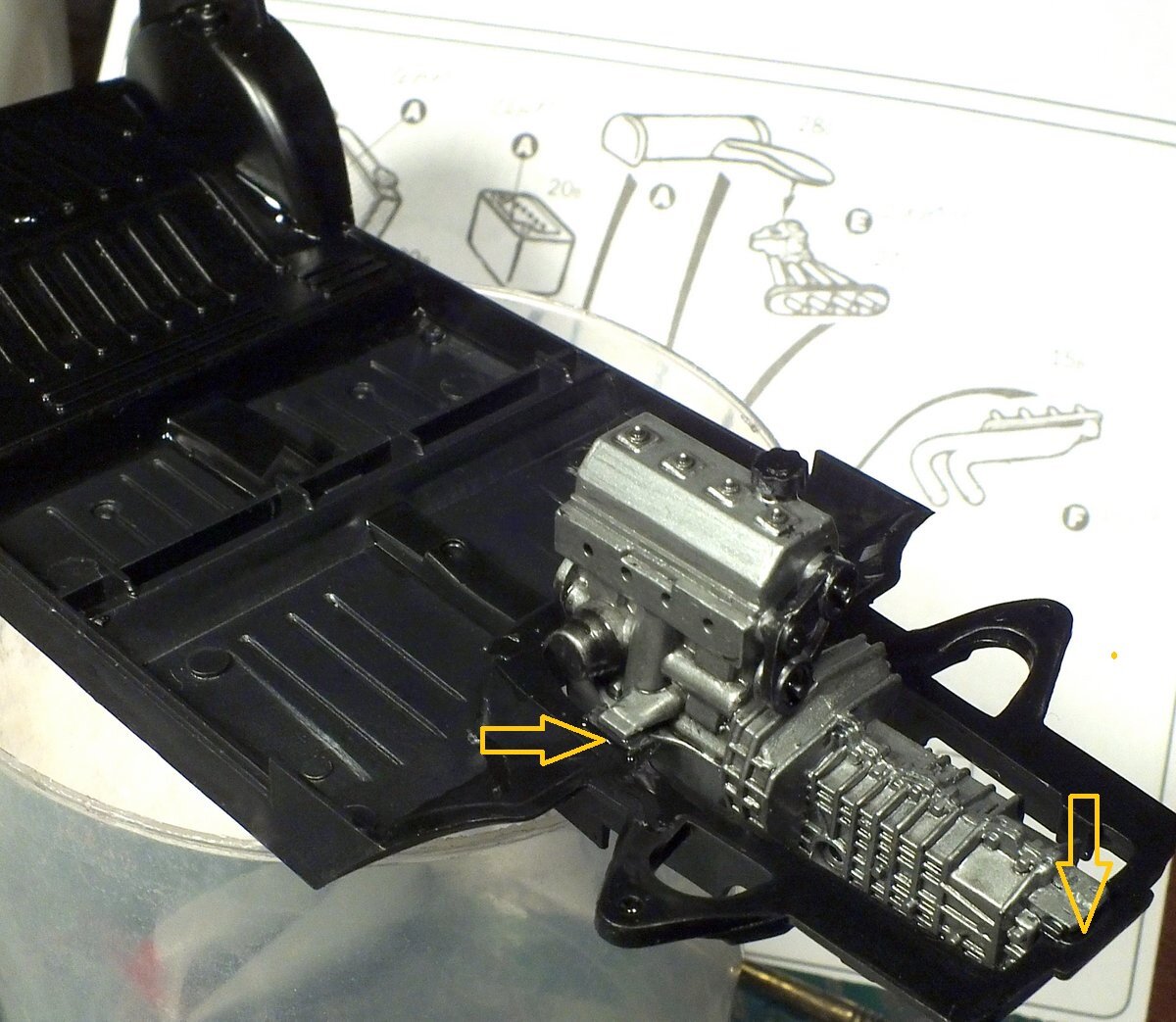 Здесь отмечены посадочные места двигателя.