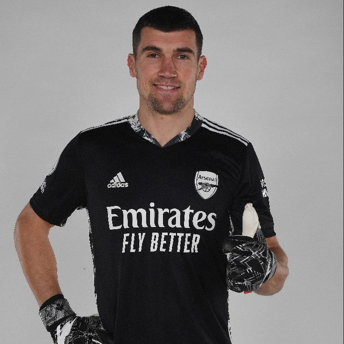 Мэтт Райн позирует в форме "Арсенала"