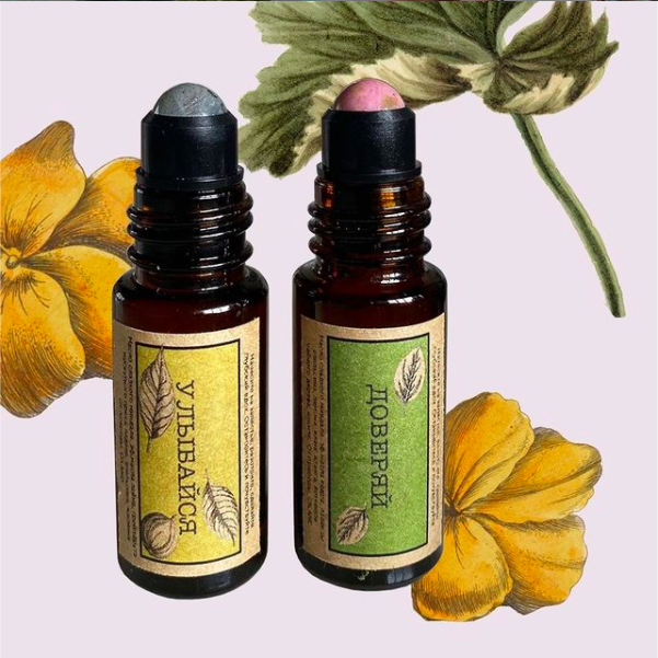 Аромароллеры OILAND: "Улыбайся" с радужным лабрадоритом и "Доверяй" с розовым родохрозитом.