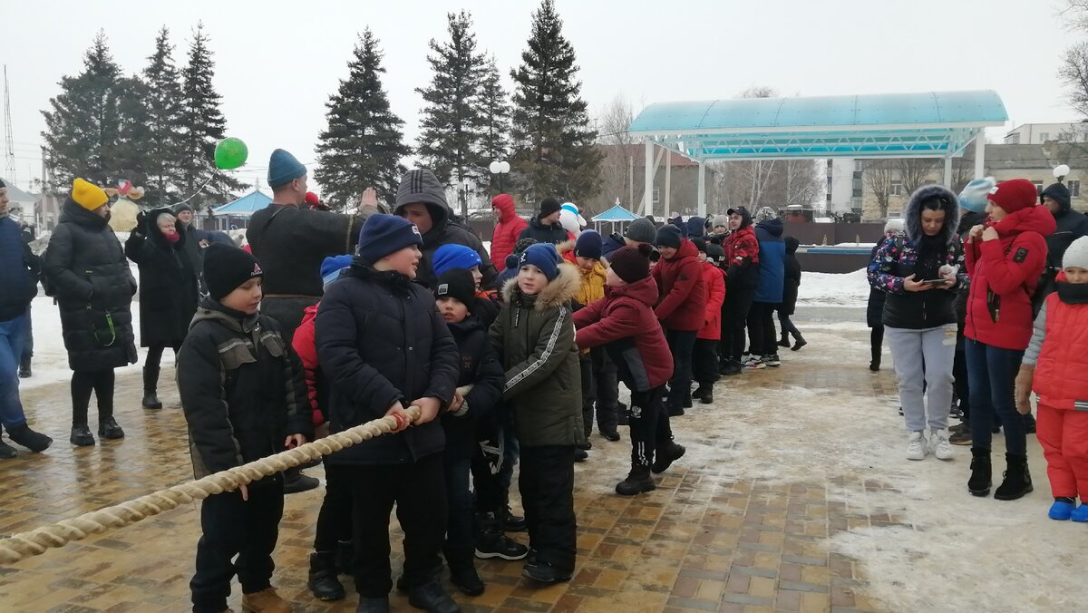 Прошла в моем городе масленица. Перетягивание каната, лазание на столб, игры  и проводы зимы | Познаем вместе! | Дзен