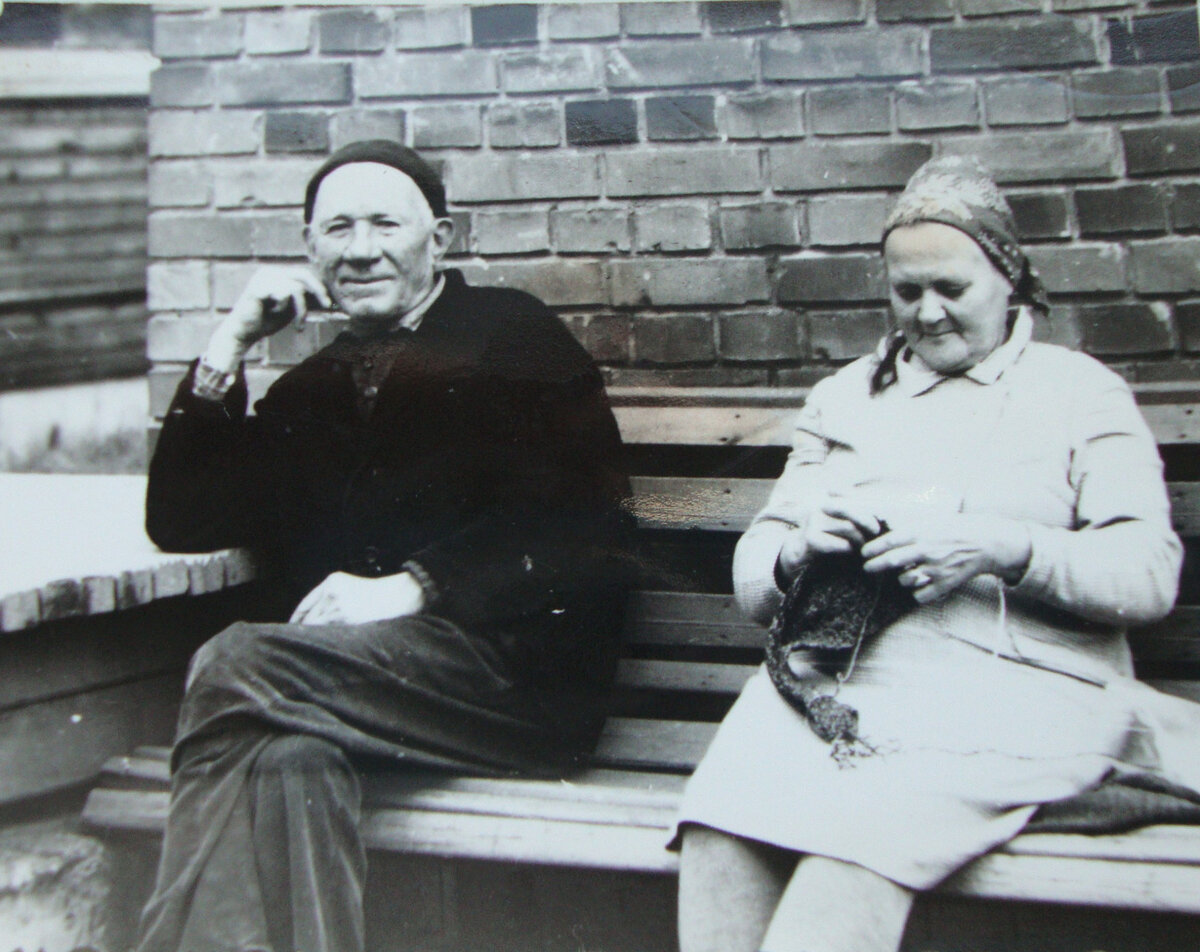 Бабушка с с Казимером. Из архива автора.