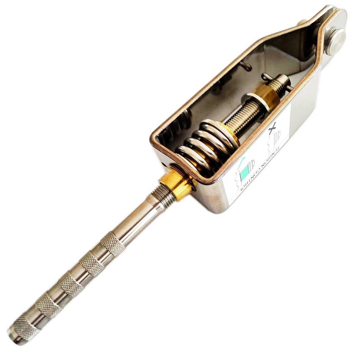 Сегодня чуть менее, чем во всех системах в Европе и США и уж точно во всех наиболее серьёзных, применяется фиксация троса методом гидравлического обжима в фитинге. Речь о том, что мы помещаем трос в специальную трубку на 8-15см и осуществляем круговой обжим гидравлическим прессом в 3-5 местах (зависит от требований производителя). 

Такой метод имеет следующие плюсы: