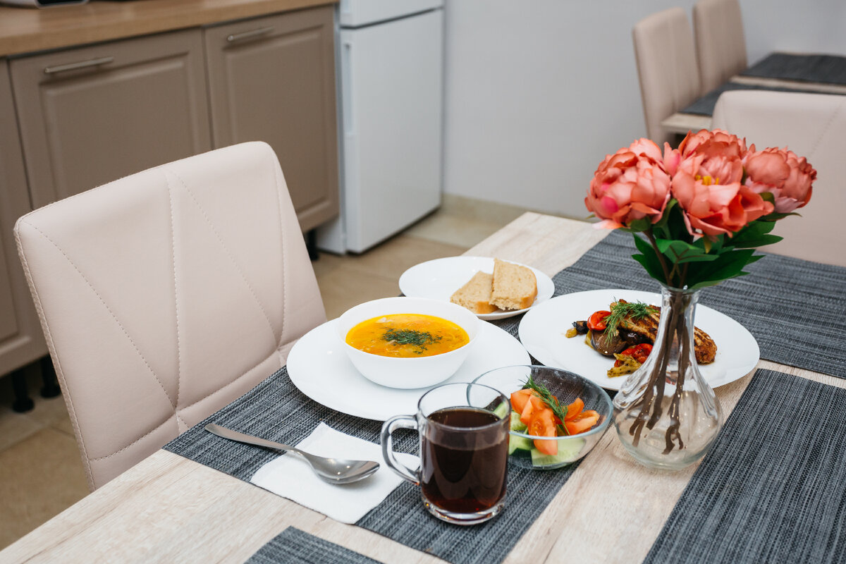 На фото обед в пансионате для пожилых Опека "Енисейский" г. Челябинск.