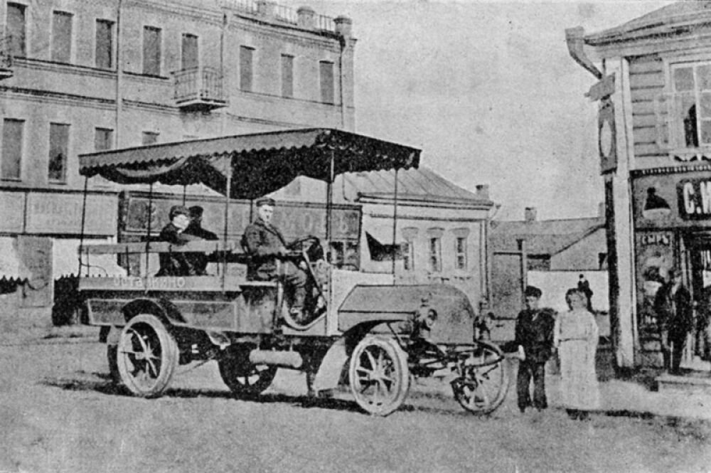 Первый автобус. Автобус Даймлер 1907 год. Первый автобус в Москве 1907. Первые автобусы в Москве 1924. Москва 1907 год.