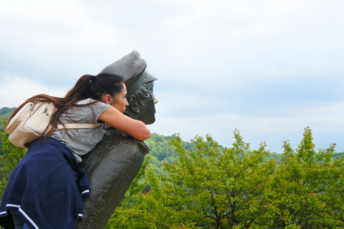 с Михаилом Юрьевичем смотрим на Эльбрус с горы Ясно Солнышко