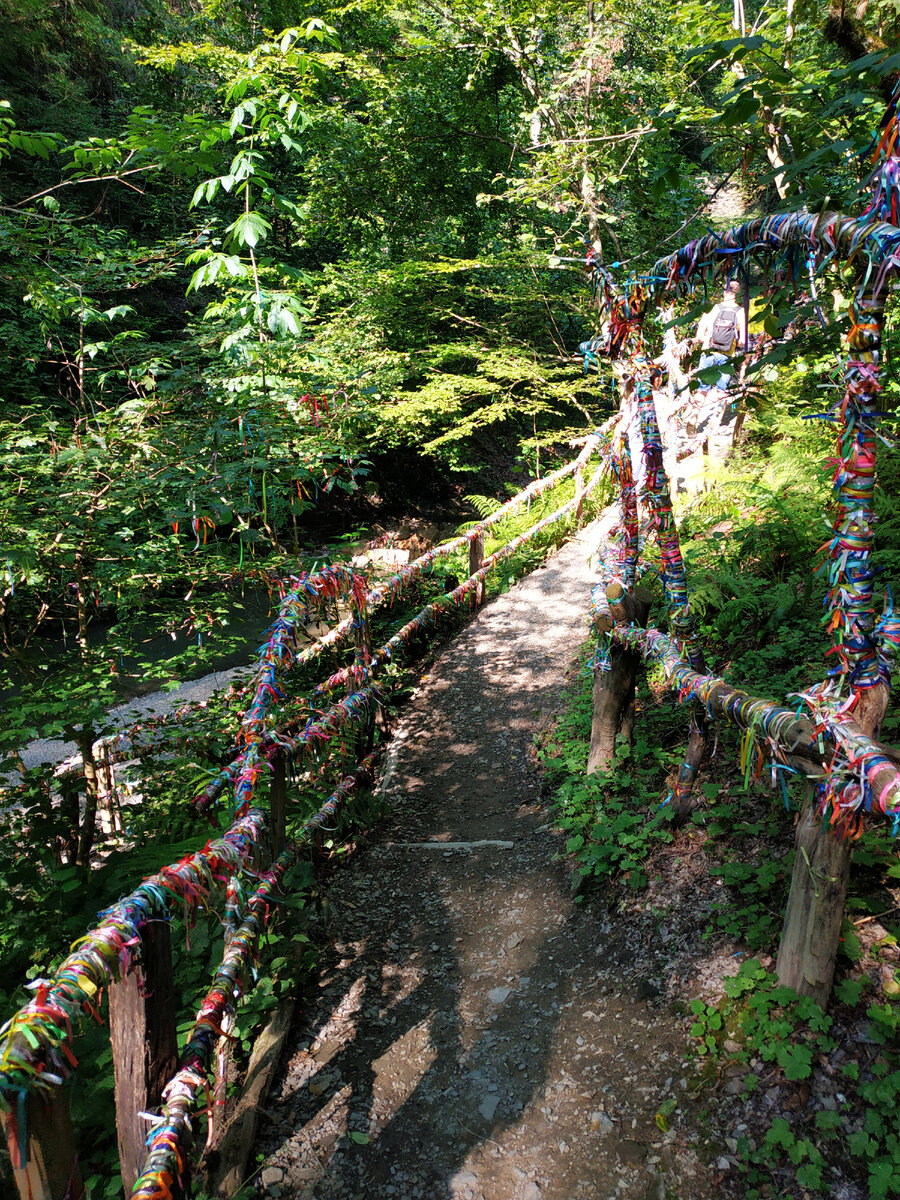 Не люблю такие вещи. Сделали это для привлечения туристов, как некое развлечение, т.к. водапад не супер-пупер. Фото автора Ольги Носковой