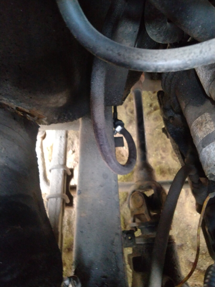 Топливопровод( в центре)