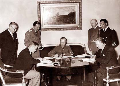 7 Haziran 1939'da Berlin'de Estonya Dışişleri Bakanı K. Selter ve Almanya Dışişleri Bakanı J. von Ribbentrop arasında saldırmazlık paktı imzalandı.  /fotoğraf tarafımdan restore edilmiştir, resim açık kaynaklardan alınmıştır/